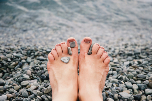 Stones-on-Womans-Feet-Kopie.jpg