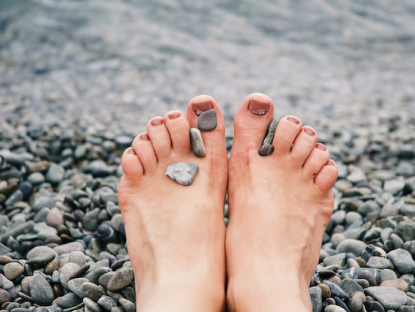 Stones-on-Womans-Feet-Kopie.jpg
